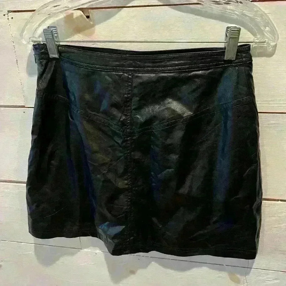 - Free People faux leather mini skirt, size 6, NWOT. - Picture 2 of 6